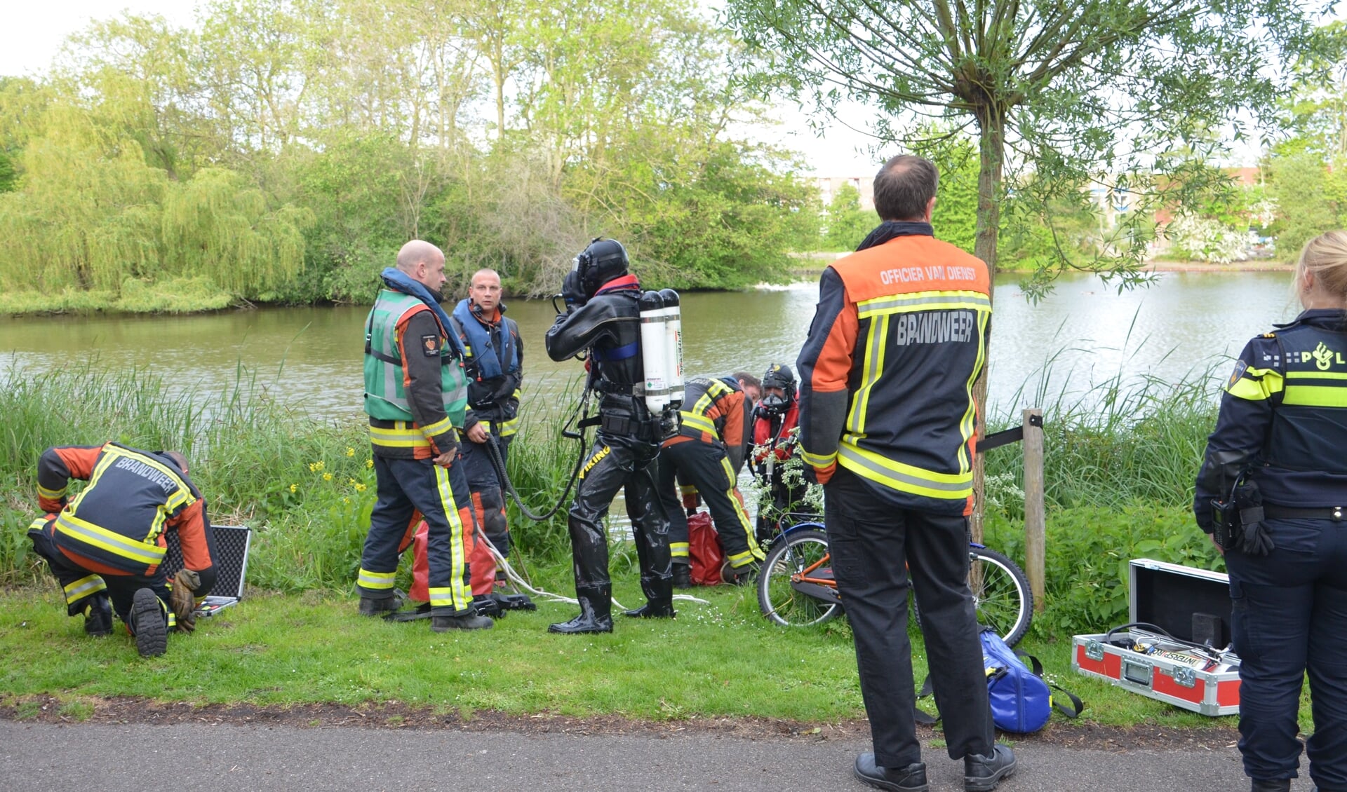 De hulpdiensten werden gealarmeerd nadat een kinderfietsje aan de zijkant van het water was aangetroffen. (foto: Rob de Jong/112hm.nl) 
