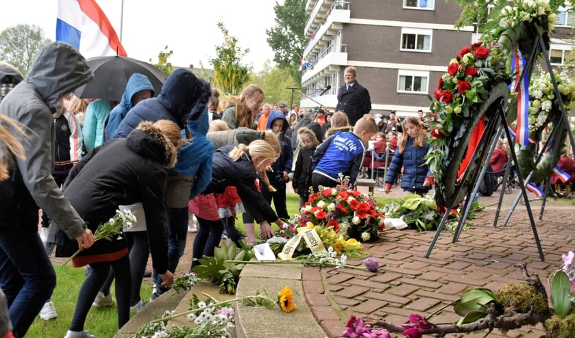 Bloemen werden bij het herdenkingsmonument neergelegd door leerlingen van het Coenecoop College. (foto en tekst: David Zandbergen)