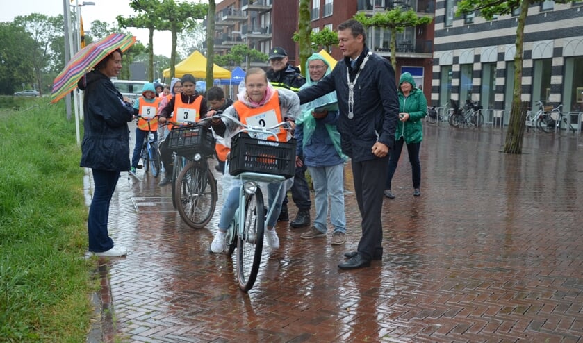 Roos Appel krijgt een zetje van de burgemeester bij de start van de verkeersproef. (foto: Nicole Lamers)