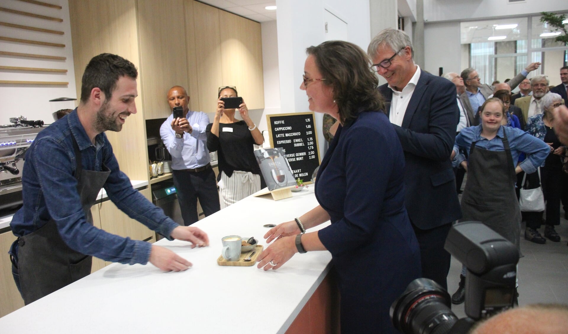 De eerste koffie van de door de cliënten van ASVZ bemande cappuccinobar was voor staatssecretaris Tamara van Ark. (foto en tekst: Erik van Leeuwen)