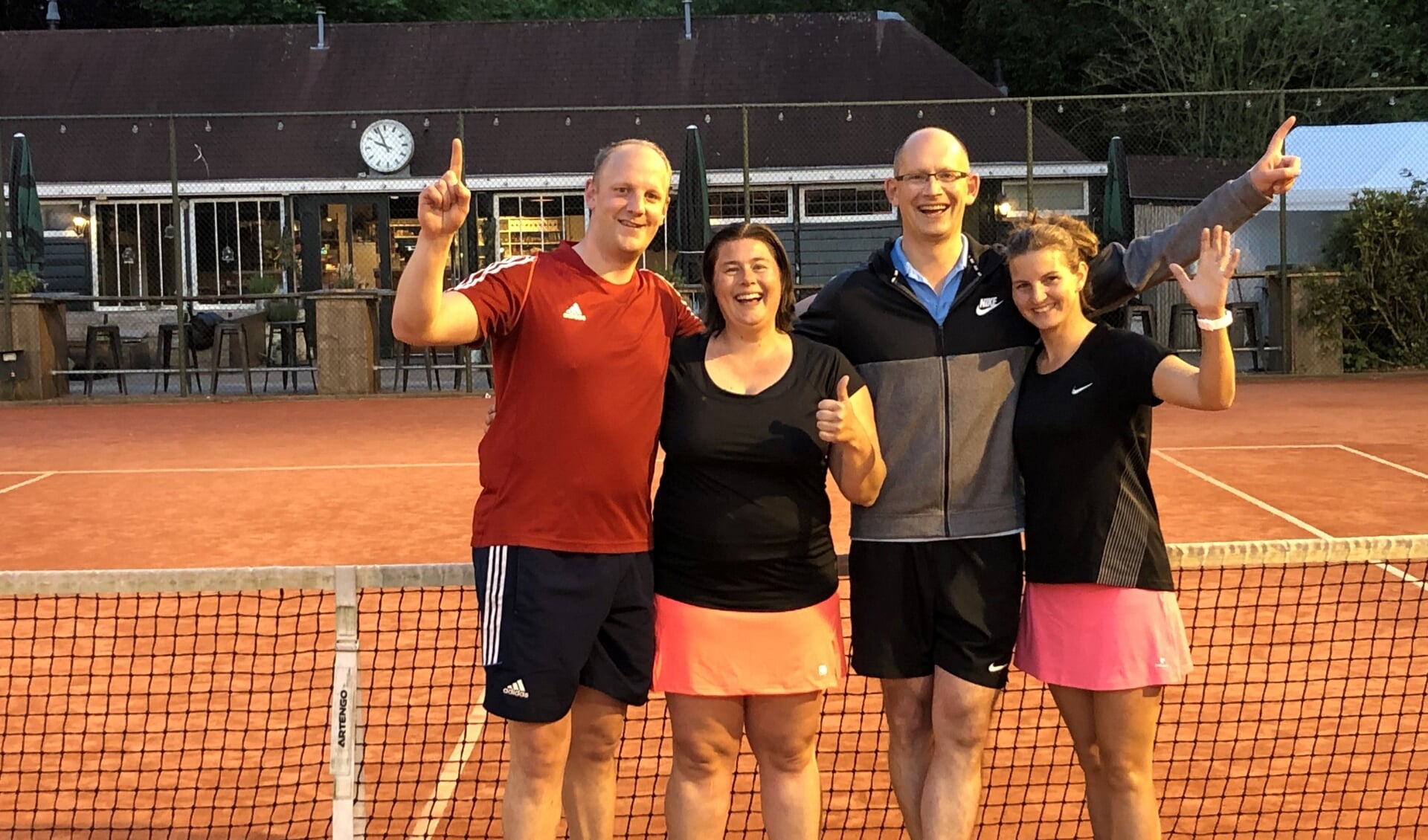 Het mixteam van Be Fair is na de 4-0 winst op Sobri kampioen geworden in de hoofdklasse.