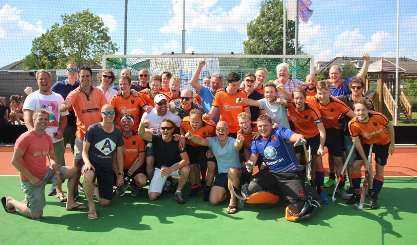 Spelers van De IJssel uit de succesvolle jaren negentig met de huidige hoofdmacht.