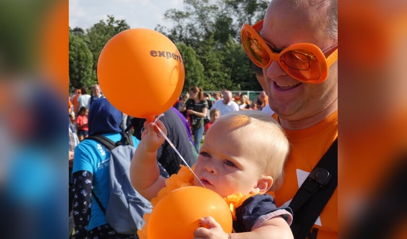De kleine Evie geniet van de vierdaagse in de armen van haar vader. (Foto en tekst: Annette van den Berg)