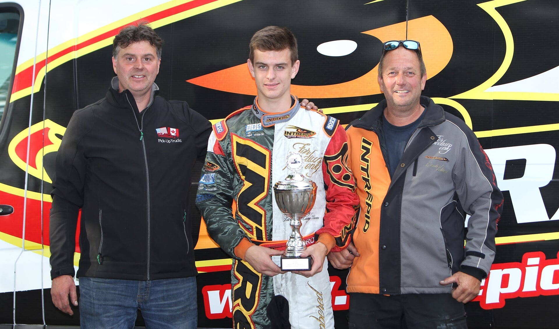 Jordy van Eijk met links vader en monteur Peter en rechts teambaas Richard Blom. (foto: RaceXpress.nl)