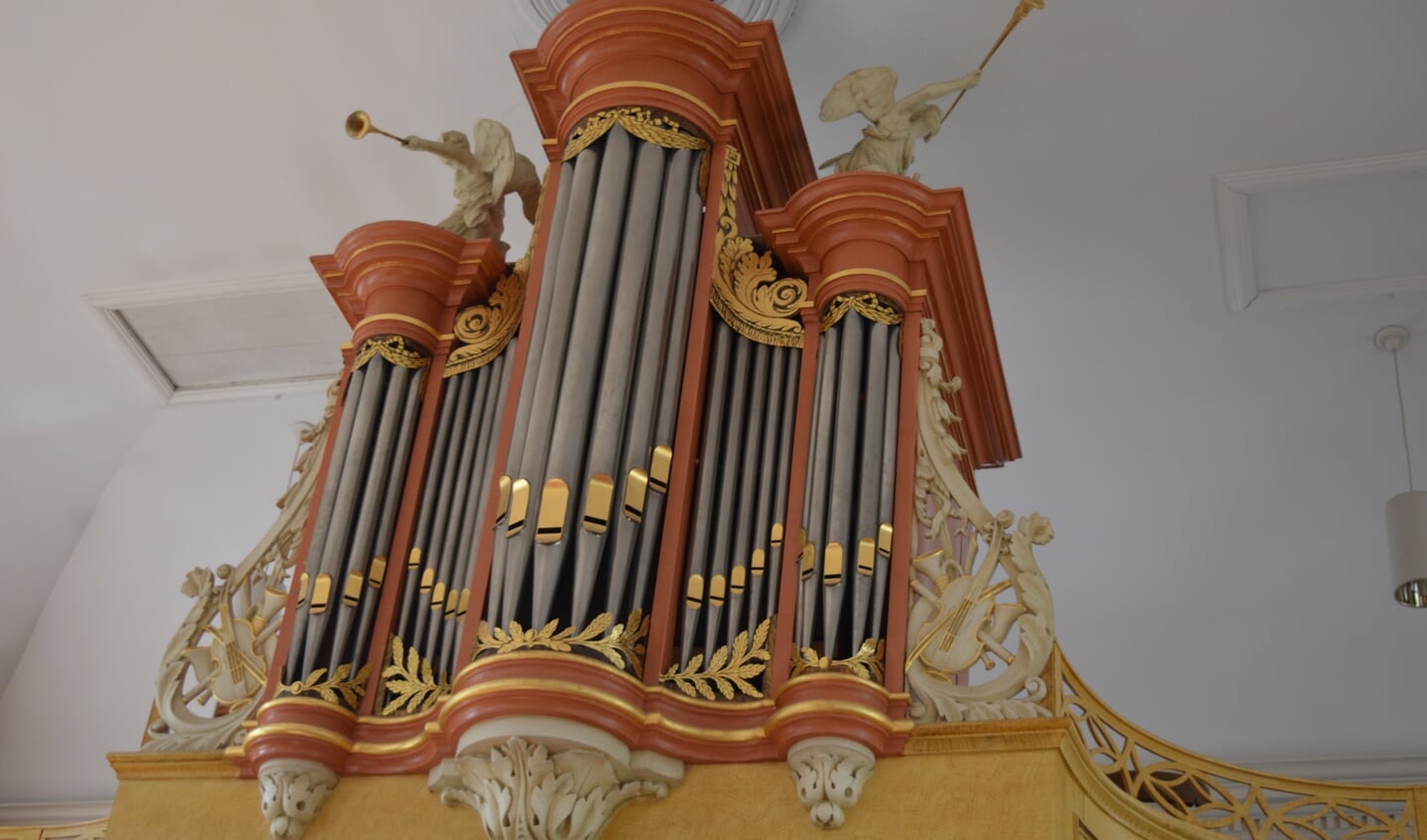 Het orgel was te groot bij plaatsing en dus sneuvelde het harpspelende Davidfiguurtje.  