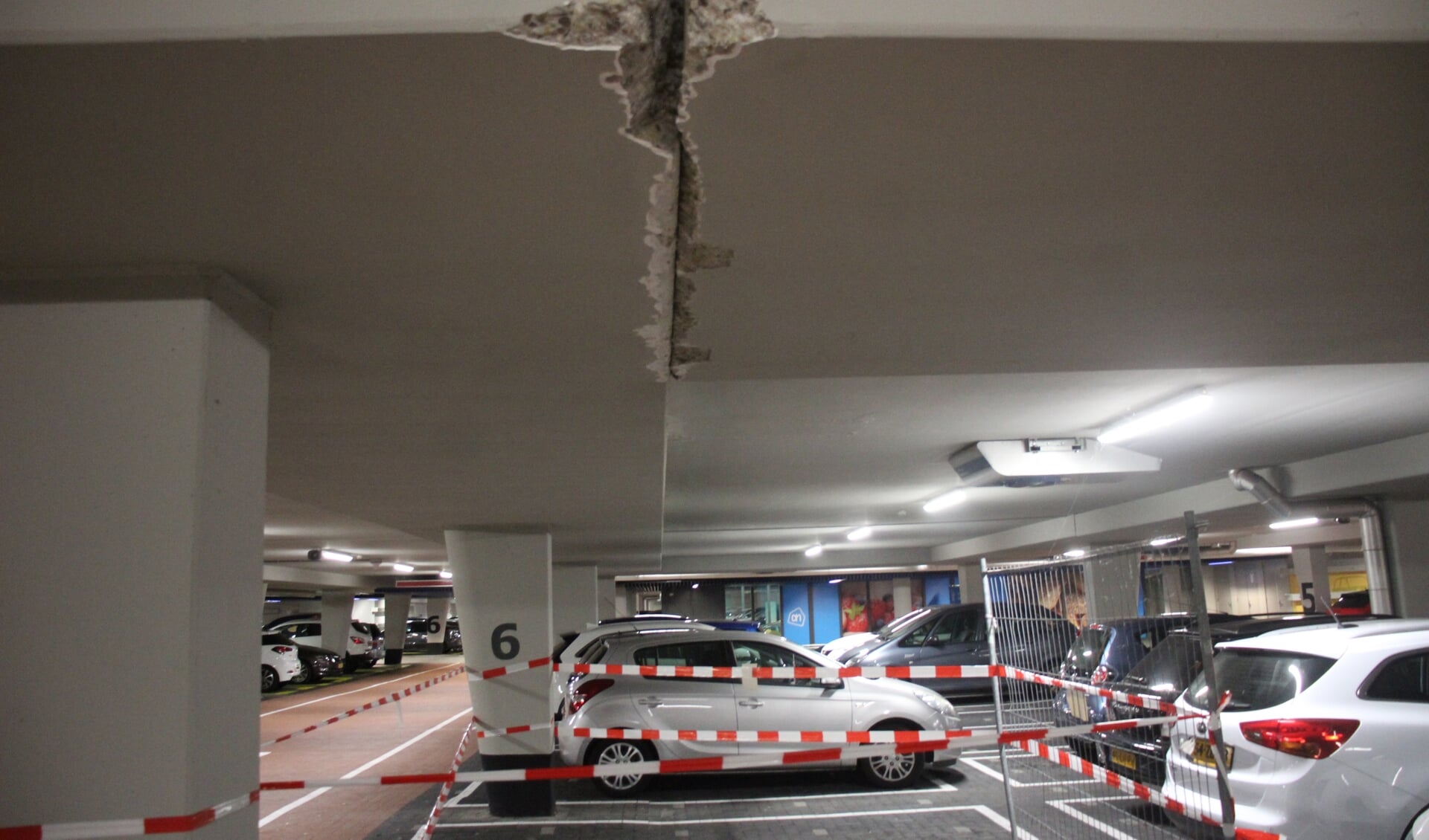 Door wrijving zijn grote scheuren ontstaan in het dak van de parkeergarage. (Foto: Erik van Leeuwen)