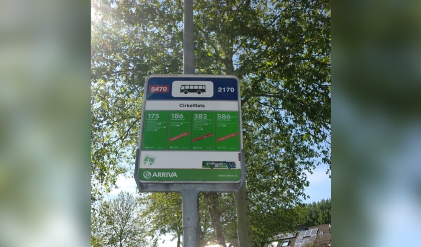 Kleine rode stickers maken duidelijk dat het busvervoer in Waddinxveen verandert. (Foto: Annette van den Berg)