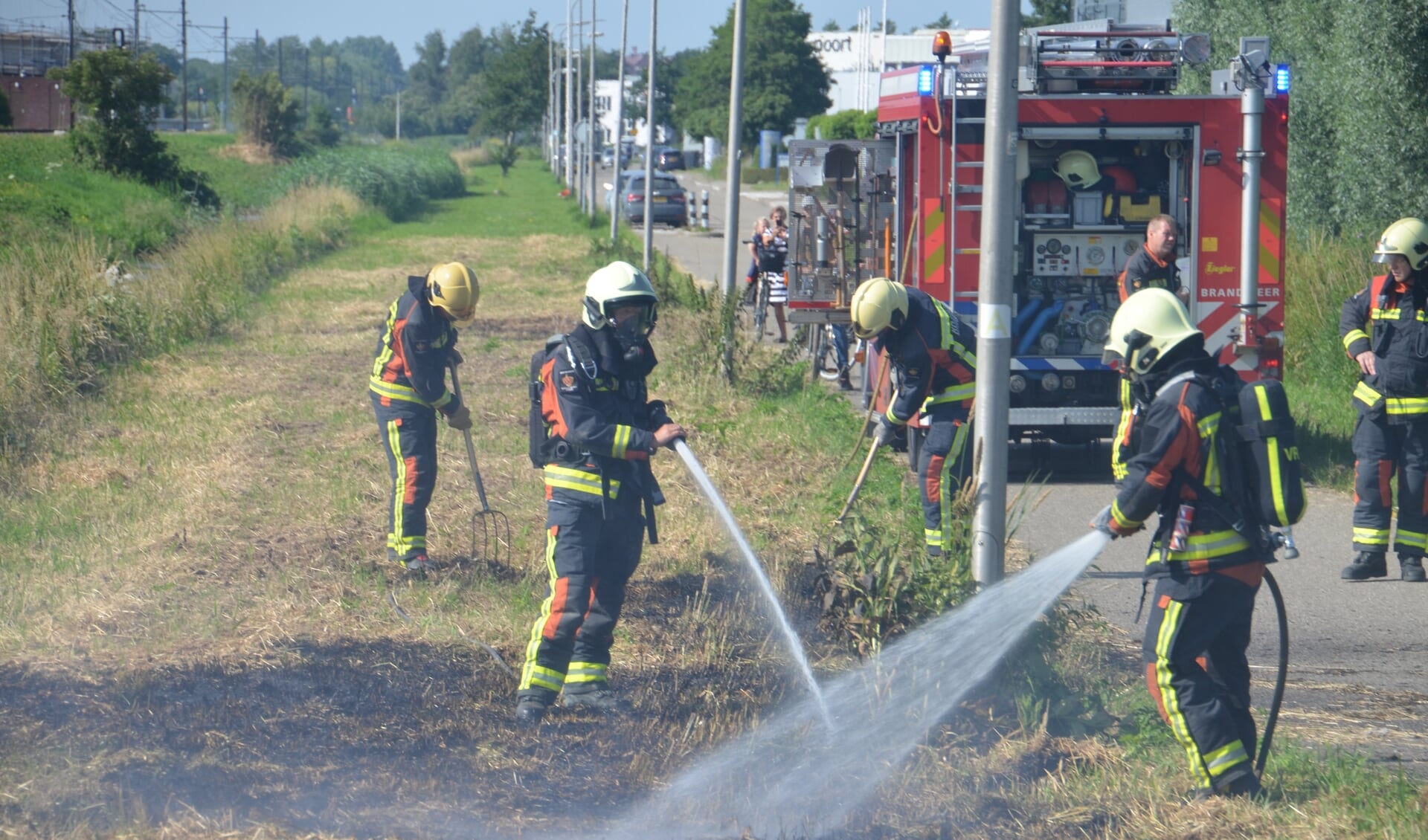 De brandweer rukte deze week twee keer uit voor een bermbrand op bedrijventerrein Coenecoop. (foto: Rob de Jong/112hm.nl)