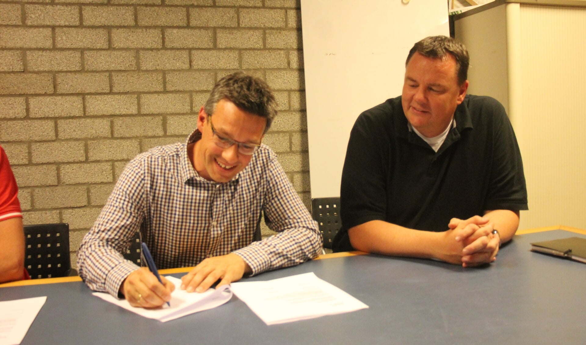 Mark van den Brink tekent zijn contract. (Foto en tekst: Erik van Leeuwen)
