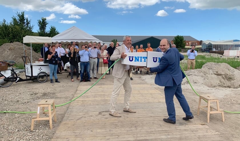 Voor de symbolische aansluiting van de warmtepomp tekenden projectontwikkelaar Tino Mahler en wethouder Jan Willem Schuurman.