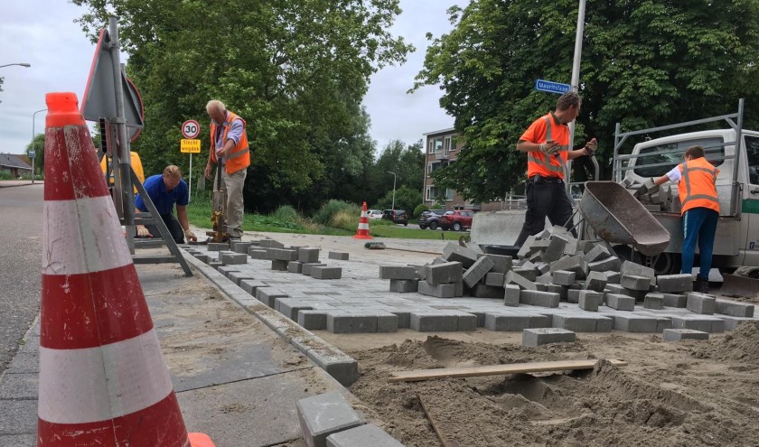 De aanleg van een drempel met duurzame klinkers bij de Mauritslaan/Willem de Zwijgerlaan.