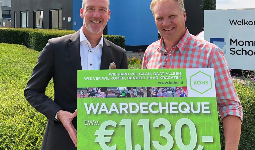 Marc Mommers (links) van het schoonmaakbedrijf overhandigde de cheque aan Sander Poot van KOHS.nl.