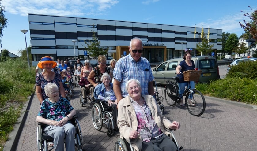 In colonne werden de ouderen naar de markt gereden.