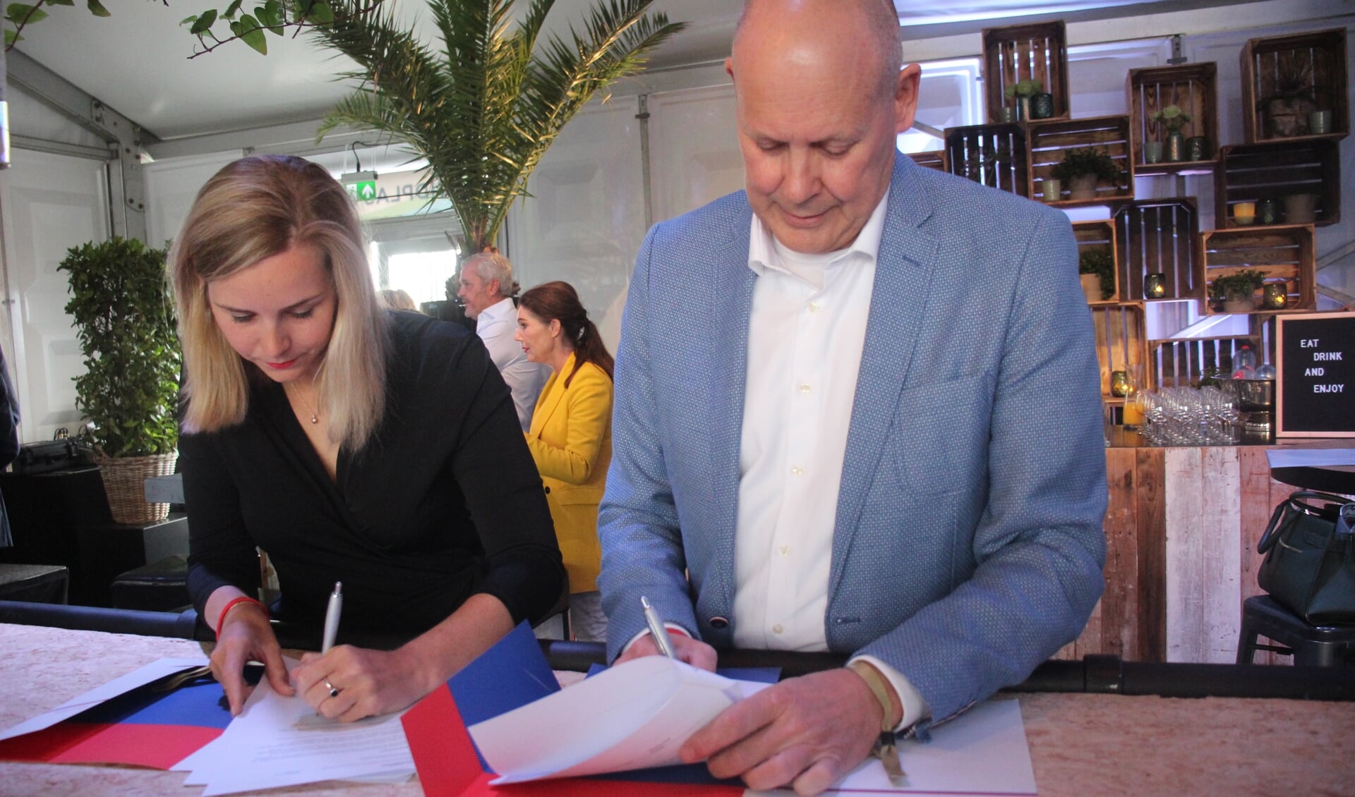 Ontwikkelaar Judith Fledderus en wethouder Jan Hordijk ondertekenden de overeenkomst.