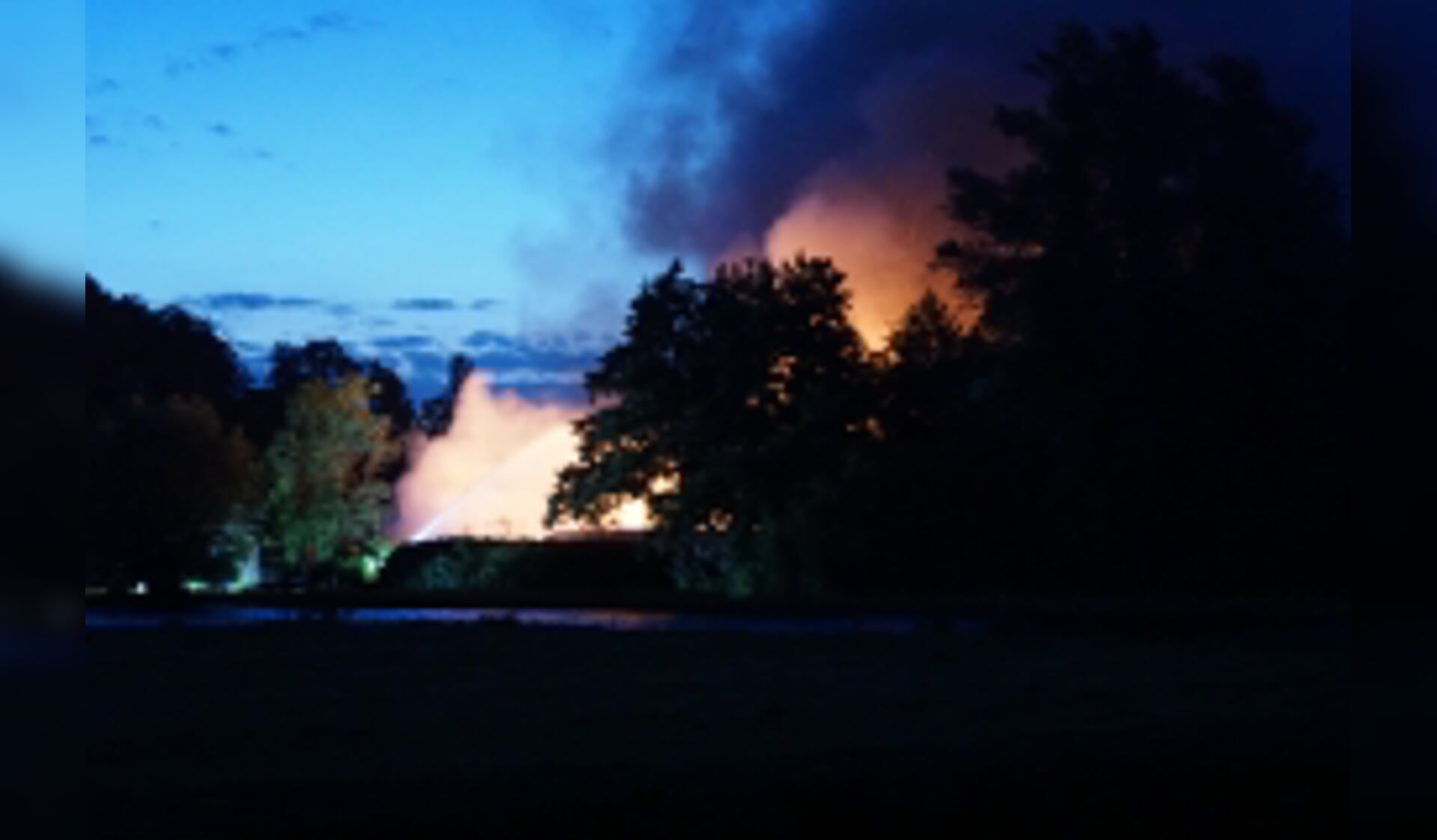 Een loods op de Winterdijk ging in vlammen op. (Foto:AS Media)