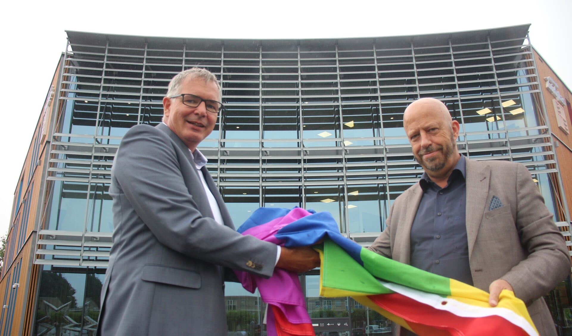 Wethouder Daan de Haas kreeg de Regenboogvlag van raadslid Jan Ambachtsheer. (foto en tekst: Erik van Leeuwen)