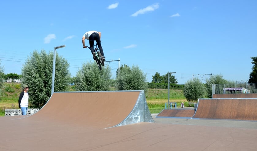 Stuart Gibson springt over de 'spine' in het net opgeleverde park, Albert Moonen kijkt toe.