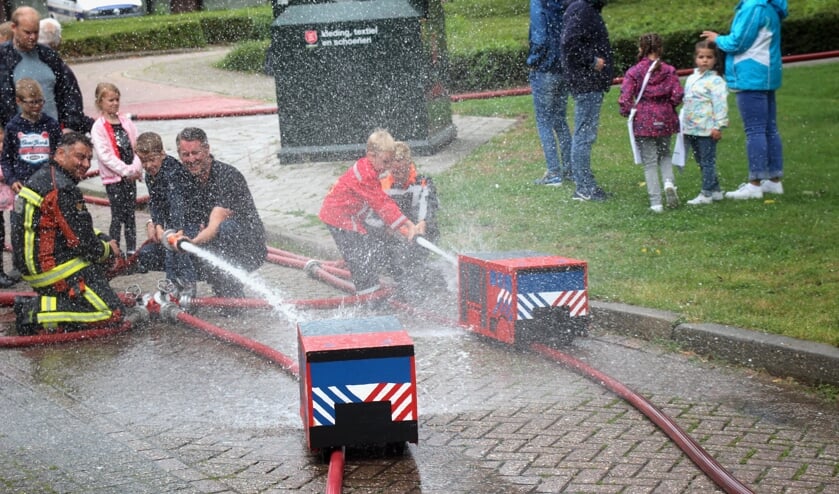 Plezier met water op de Veiligheidsdag. (foto en tekst: Erik van Leeuwen)