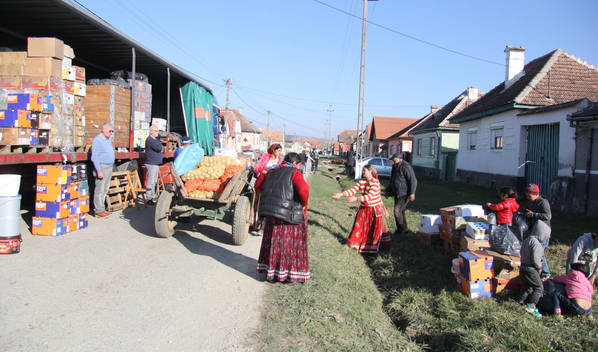 De Moerkapelse stichting deelt hulpgoederen in Roemenië uit. (foto: pr)