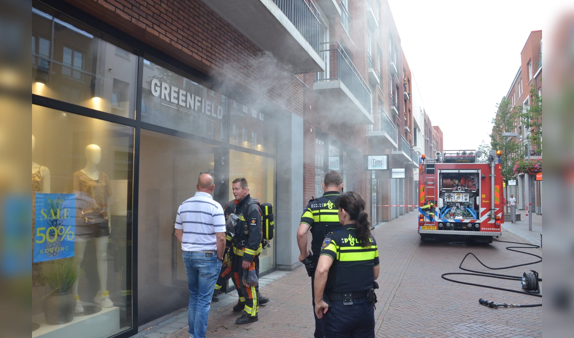 De hulpdiensten die ter plaatse kwamen konden al snel concluderen dat het loos alarm was. (foto: Rob de Jong/112hm.nl)
