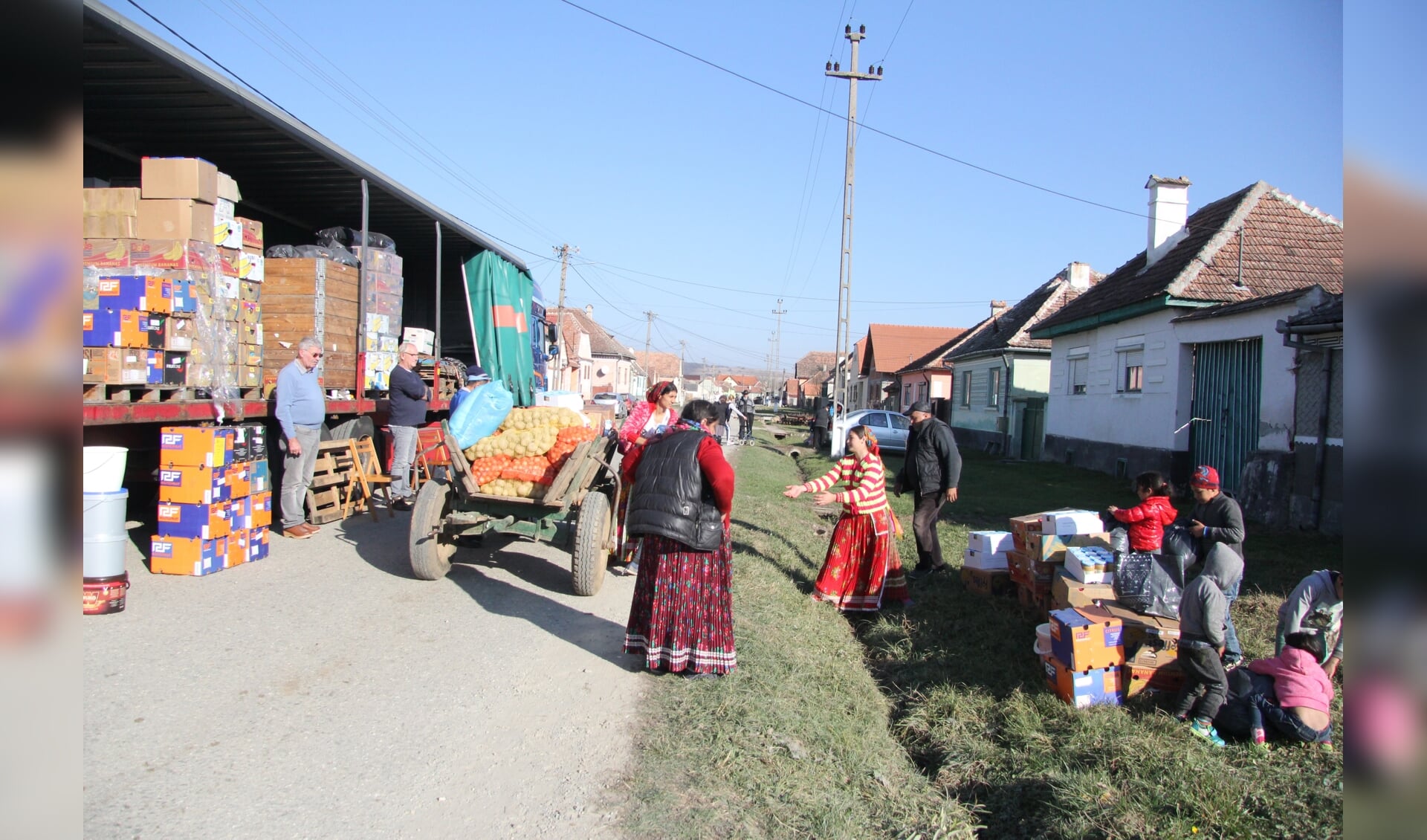 De Moerkapelse stichting deelt de hulpgoederen rechtstreeks aan gezinnen in Roemenië uit.