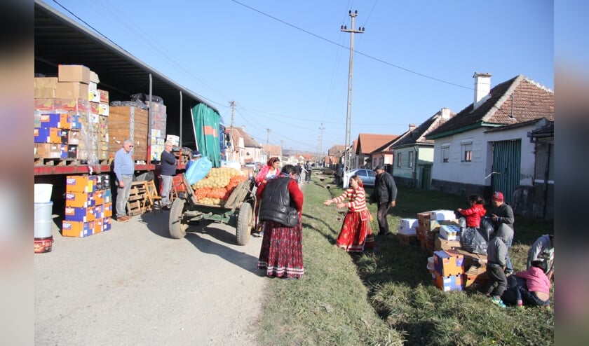De Moerkapelse stichting deelt de hulpgoederen rechtstreeks aan gezinnen in Roemenië uit.