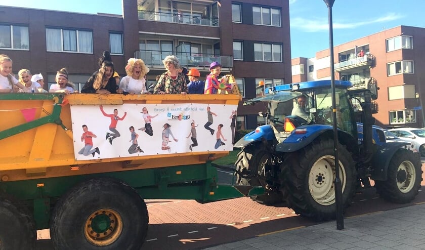 De kinderen van leerjaar 8 werden met een grote kar met trekker opgehaald en ook de beide juffen kwamen met een trekker aan op school.