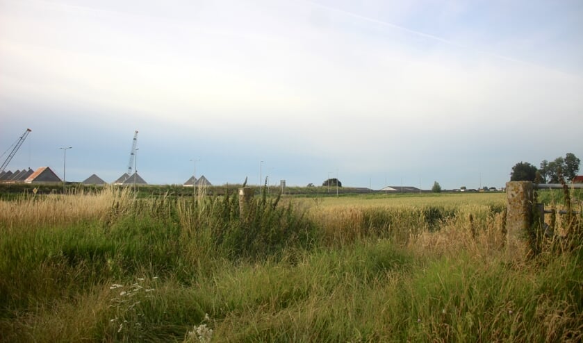 Grond van de Grondbank grenzend aan de rotonde N219/Zuidplasweg in Zevenhuizen. Aan de overkant van de weg is het Koningskwartier in aanbouw.
