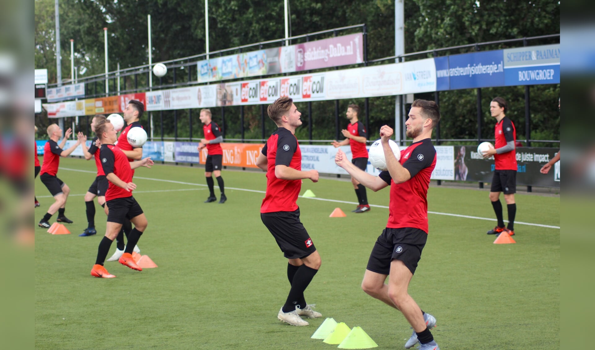 De bal was op de eerste training meteen van de partij. (foto en tekst: Erik van Leeuwen)