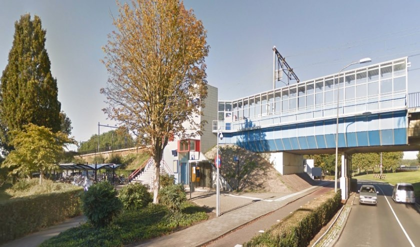 Het NS station van Nieuwerkerk is vanochtend doorzocht, er is geen vuurwapen gevonden. (foto: Google Maps).