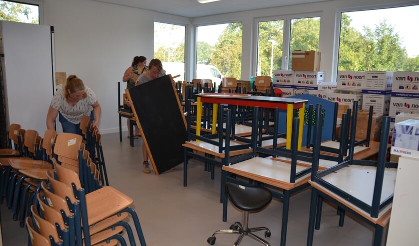 De kleuterjuffen Ilona, Sanne en Marjolein van de Regenboogschool waren op maandagochtend al vroeg actief.