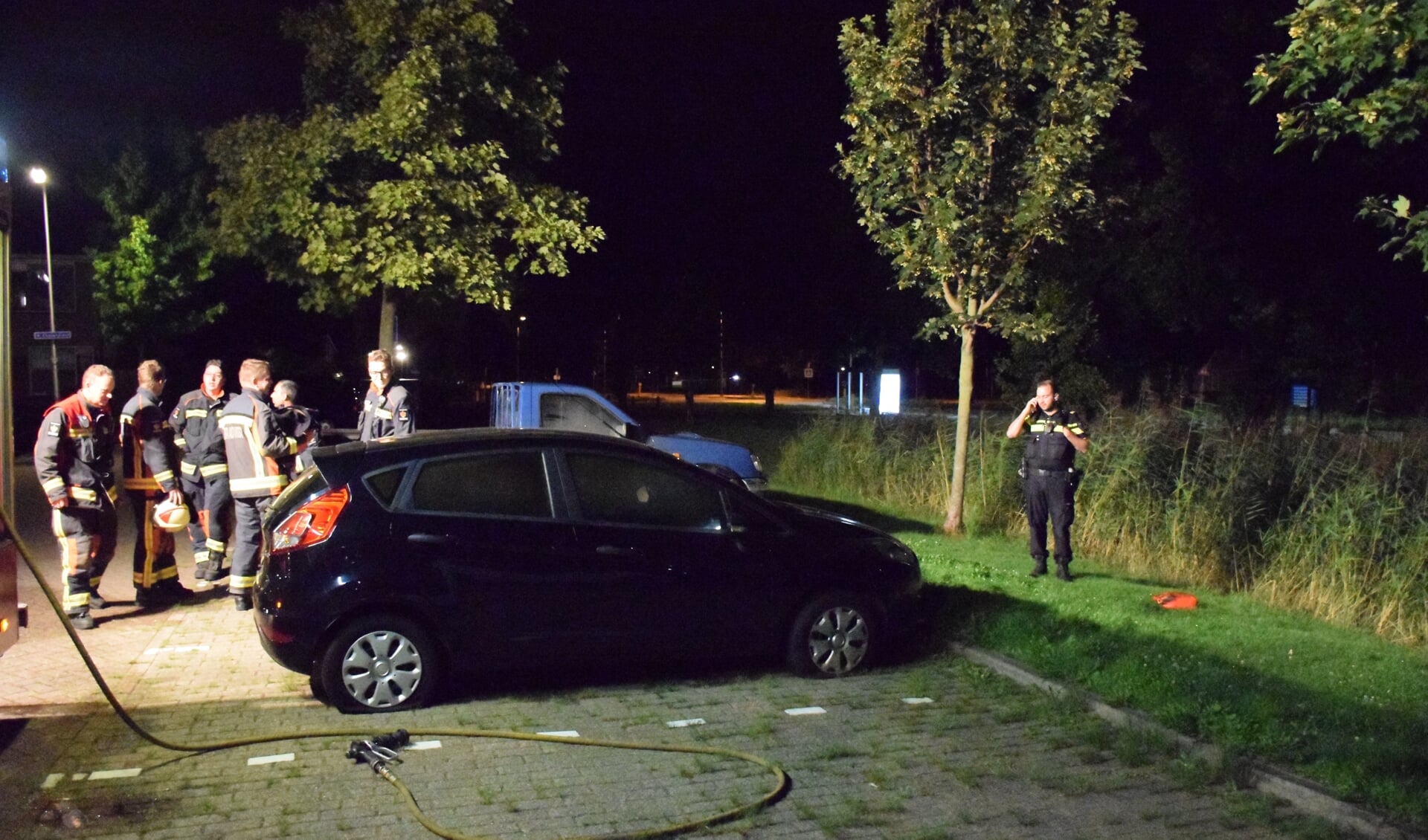 Aan de Eksterdreef werd een brandende auto aangetroffen. (foto: AS Media)