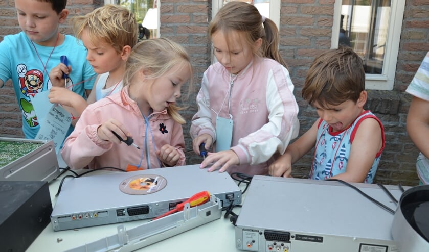 Elektrische apparaten uit elkaar halen, is nog helemaal niet zo makkelijk. Daar kwamen Abel en de zusjes Emma en Laura wel achter.