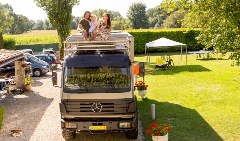 Michael, Julie, Given en Fleur van der Burg zijn bijna klaar voor vertrek. (foto: Neil Cooling Photography)
