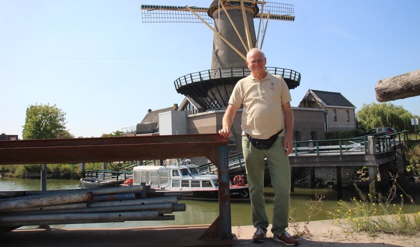 Rob Rosbergen met op de achtergrond molen Windlust en de Libra. (foto en tekst: Erik van Leeuwen)