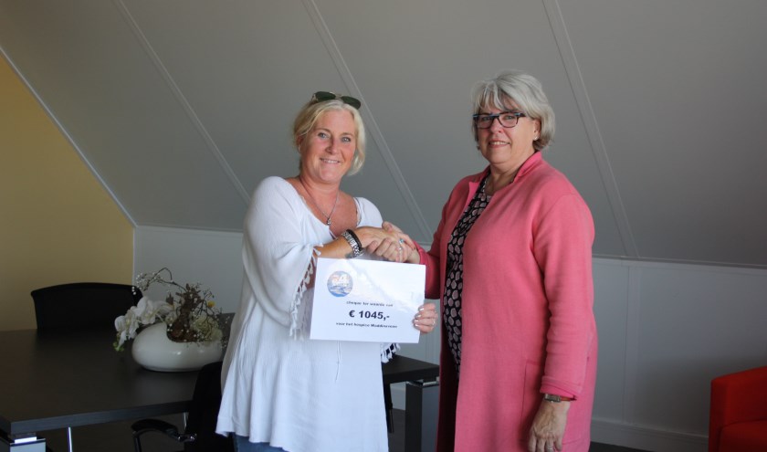 Miranda van de Wijngaard (links) overhandigde een cheque aan Marianne Boone van de hospice. (foto: pr)