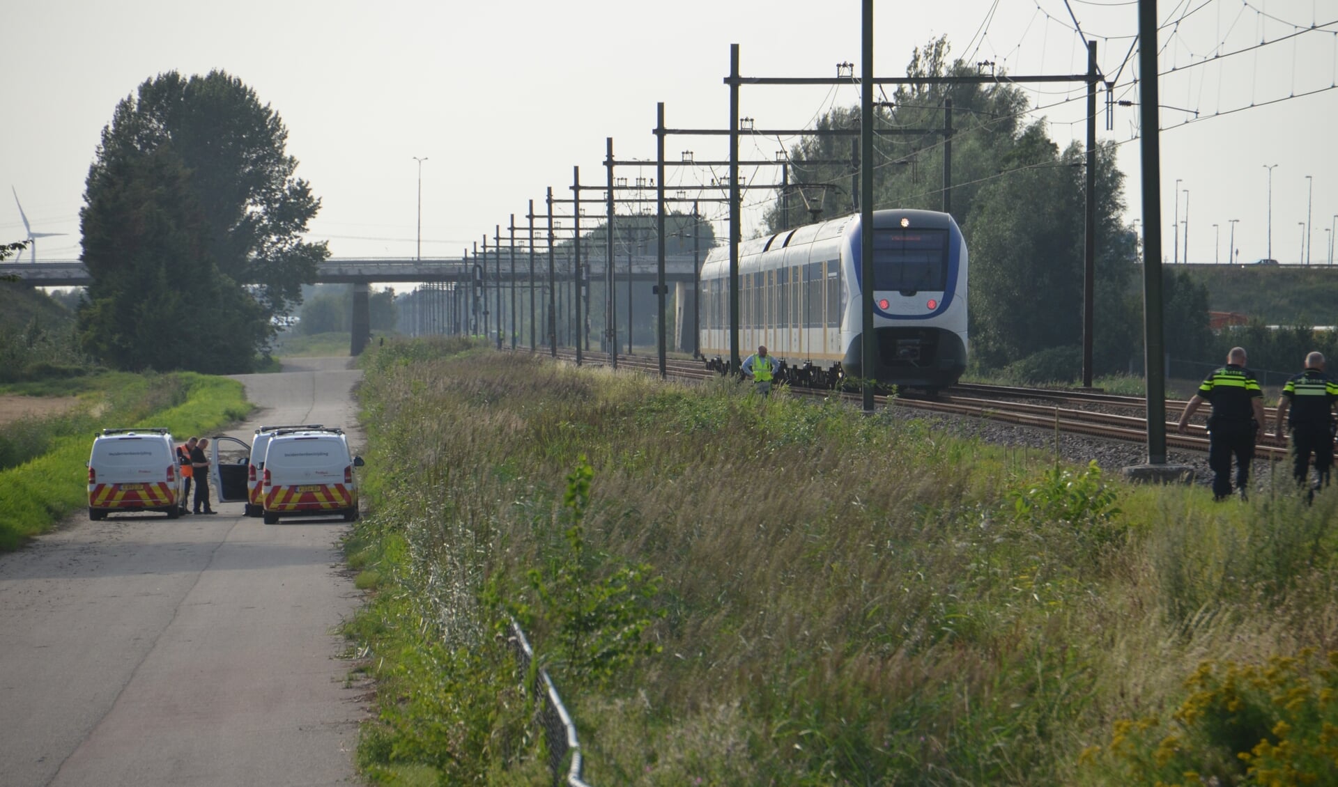 De trein rijdt langs Zevenhuizen. Een station is geen optie.