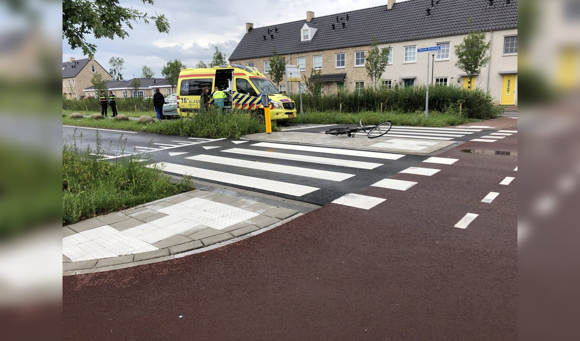 De aangereden fietser is door de ambulance naar het ziekenhuis gebracht. (foto: 112hm.nl)