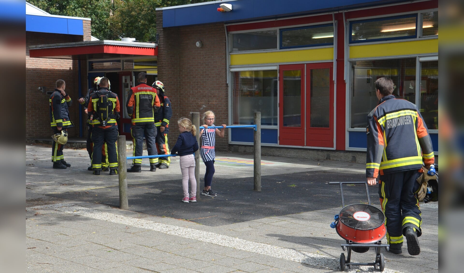 De brandweer kwam in actie door een rokende oven in de Bethelschool. (foto: Rob de Jong/112hm.nl)