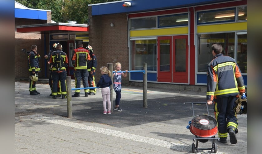 De brandweer kwam in actie door een rokende oven in de Bethelschool. (foto: Rob de Jong/112hm.nl)