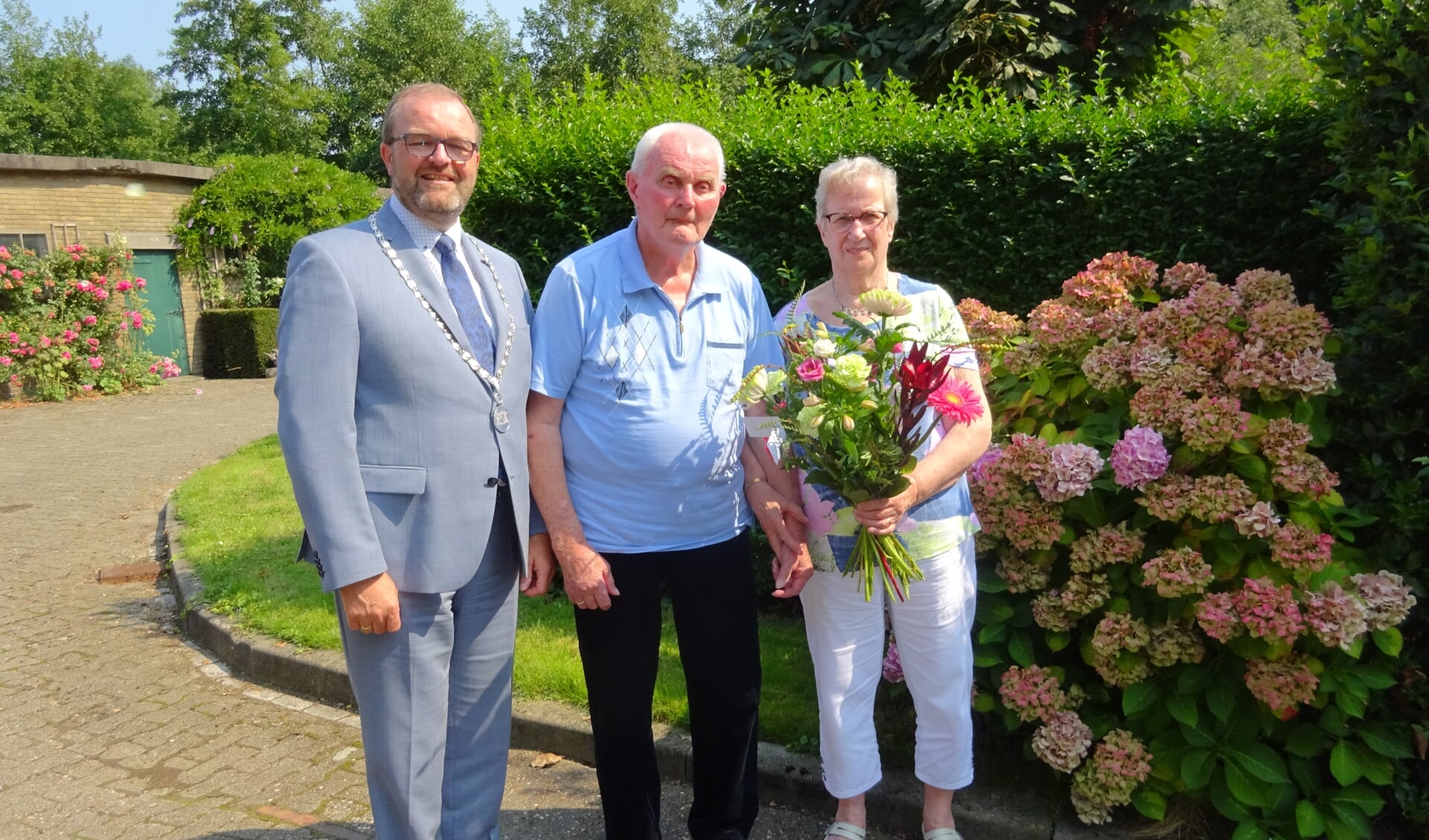 Adriaan en Diny Bos-Krijgsman kregen burgemeester Servaas Stoop op bezoek. (foto en tekst: Cees Visser)