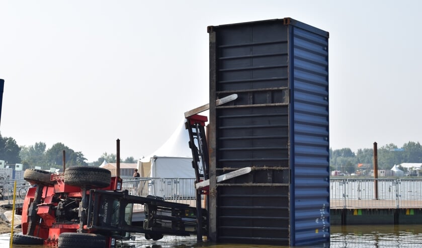 De omgevallen heftruck was bezig met de opbouw van Culinesse. De container was leeg. (tekst en foto: Myriam Dijck)