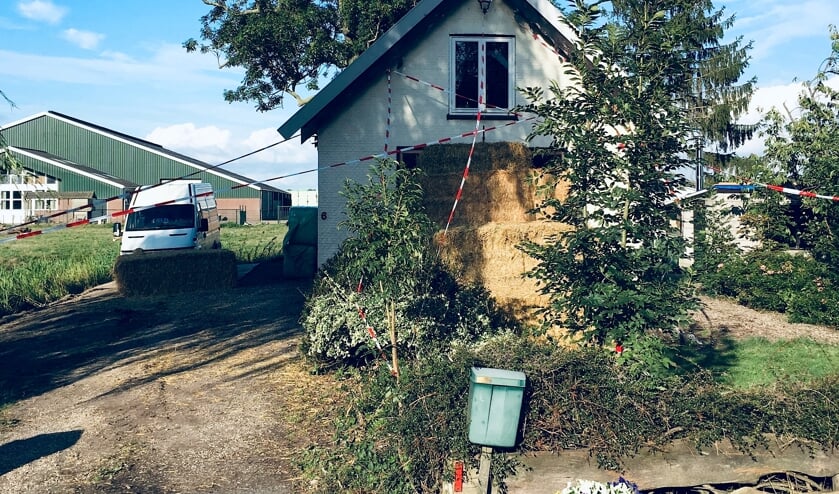 Loodzware pakken hooi waren door vrienden en buren van het stel voor het huis gelegd.