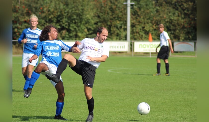 Bas van der Lugt in duel met een speler van Rohda'76.