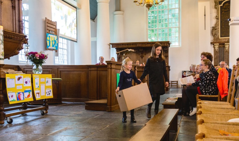 In de kerk werden korte sketches opgevoerd. Blazend op fluitjes ging het daarna via school naar huis. (foto: William Ista)
