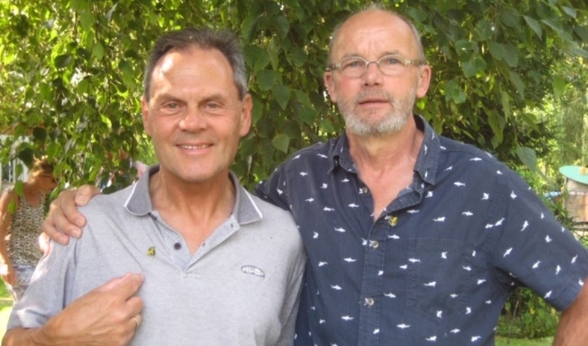 Dwight Lindhout (links) en Piet Blaauboer werden geëerd en ontvingen een speldje van Gered Gereedschap.