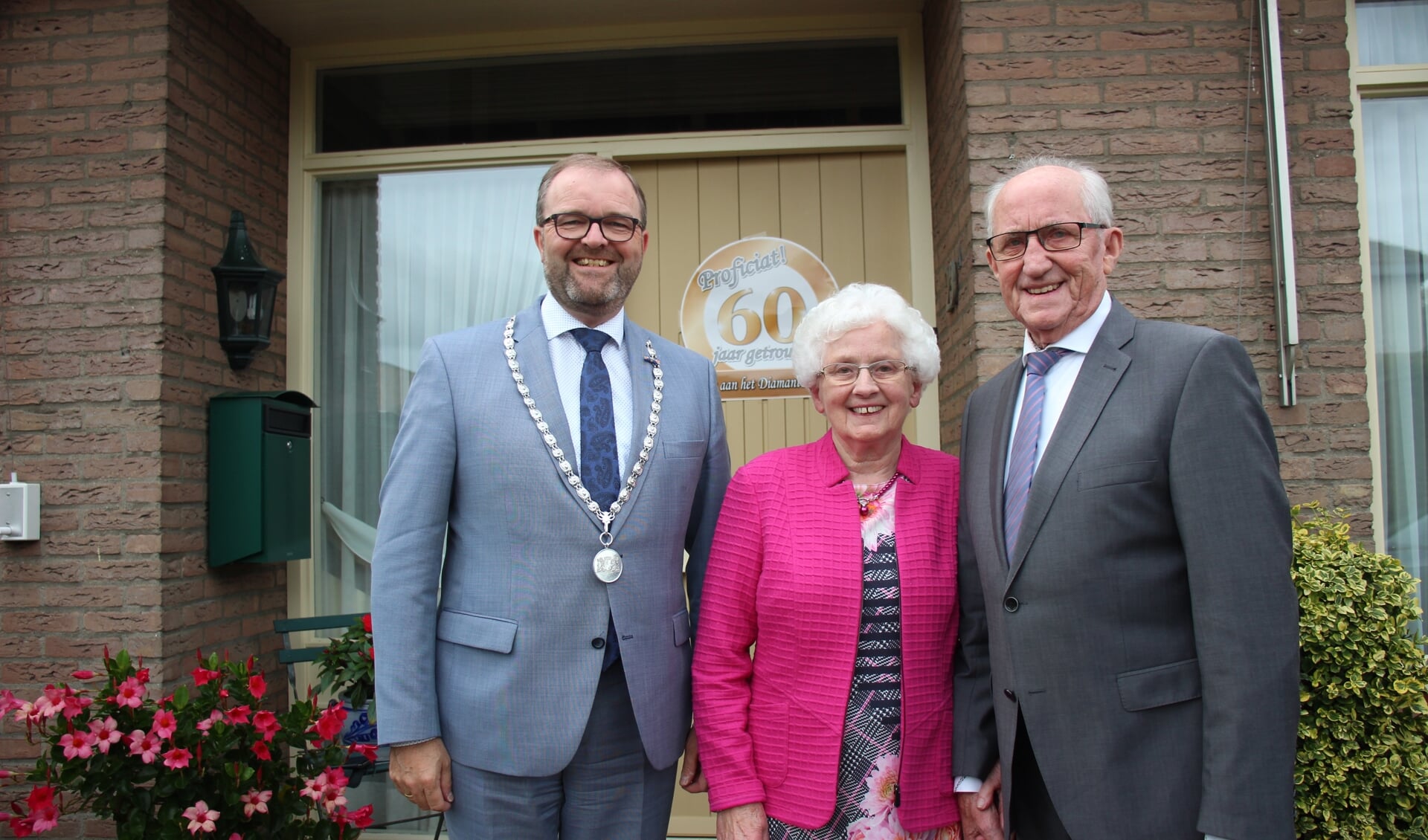 Maandag bracht tijdelijk burgemeester Servaas Stoop het diamanten echtpaar een bezoek.