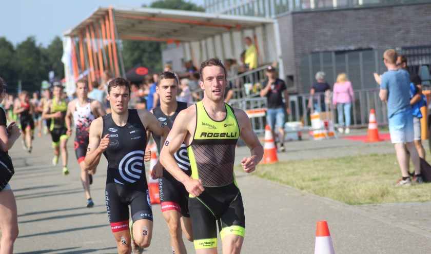 Koen de Leeuw in actie tijdens de triatlon-eredivisie.