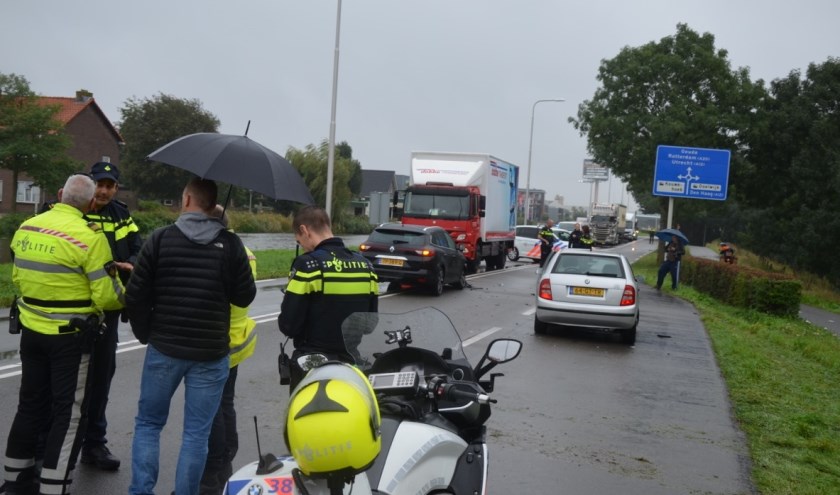 Op de Kanaaldijk botste een auto bij het verlaten van de vluchthaven op een andere auto. (foto: Myriam Dijck)