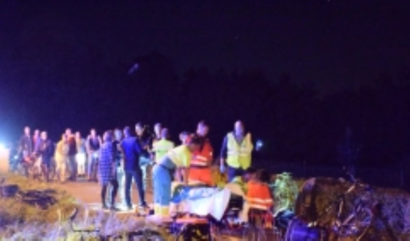 Vier fietsers kwamen ten val toen zij verstrikt raakten in elkaars sturen. (foto: AS Media)